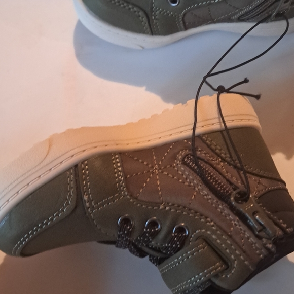 Toddler Boys Cat and Jack boots NWT - Picture 7 of 9